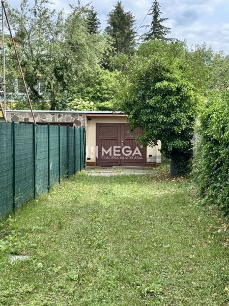 Na predaj garáž s pozemkom na sidl. IIA v meste Humenné - Garáž na ulici Osloboditeľov v Humennom, obklopená zeleňou a plotom.