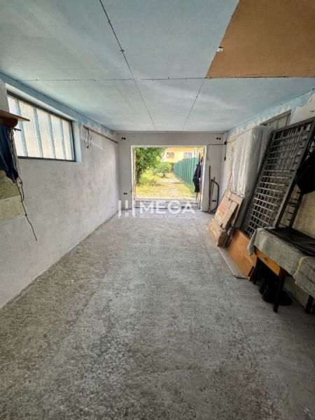 Na predaj garáž s pozemkom na sidl. IIA v meste Humenné - Betónová podlaha v garáži s denným svetlom a otvorenými dverami na ulici Osloboditeľov v Humennom.