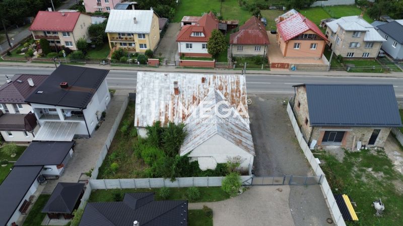 Prenájom časti komerčnej budovy na podnikanie – Stakčín - Pohľad na budovy na ulici Mieru v Stakčíne obklopené zeleňou, vhodné pre obchodné priestory.