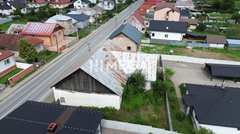 Prenájom časti komerčnej budovy na podnikanie – Stakčín - Pohľad na Obchodné priestory na ulici Mieru v meste Stakčín obklopené domami.