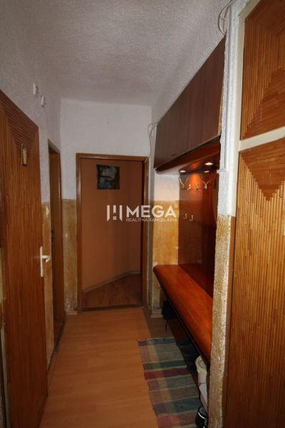 Na predaj: Ideálny byt na rekonštrukciu – 4 izby, Snina - Chodba v 3-izbovom byte s podlahou s dreveným dekorom a dreveným nábytkom.