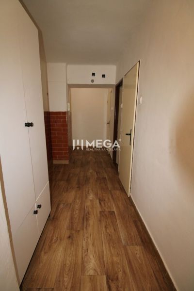 Na prenájom: Priestranný 2-izbový byt s balkónom v Humennom - Chodba v 2-izbovom byte s podlahou s dreveným dekorom a vstavanou skriňou.