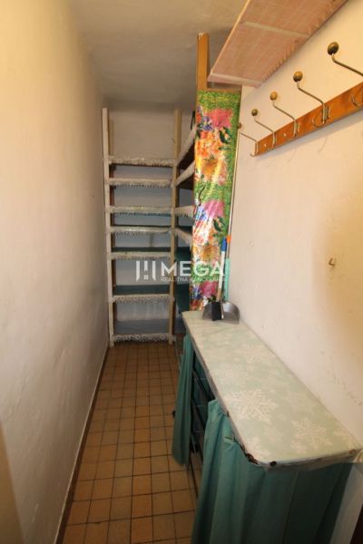 Na prenájom: Priestranný 2-izbový byt s balkónom v Humennom - Úložný priestor v 2-izbovom byte so skrinkami a vešiakovou stenou.