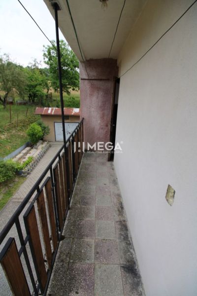 Na predaj 5-izbový byt so záhradou v bytovom dome rodinného typu - Balkón s výhľadom na záhradu pri 5 a viac izbovom byte na Gagarinovej ulici v Snine.
