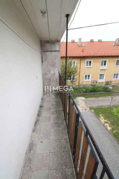 Na predaj 5-izbový byt so záhradou v bytovom dome rodinného typu - Balkón 5 a viac izbového bytu na Gagarinovej ulici v Snine.