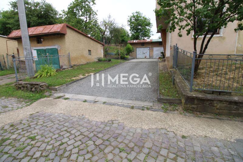 Na predaj 5-izbový byt so záhradou v bytovom dome rodinného typu - Exteriér 5 a viac izbového bytu na Gagarinovej ulici v Snine, s garážou a príjazdovou cestou.