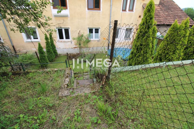 Na predaj 5-izbový byt so záhradou v bytovom dome rodinného typu - Dvor s rastlinami pri 5 a viac izbovom byte na Gagarinovej ulici v Snine.