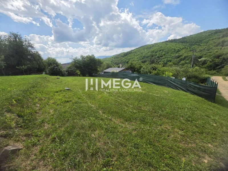 Záhrada na predaj – 365 m², Pichoňka, Snina - Záhrady so zeleným trávnikom v Snine na ulici Snina obklopené lesnatými kopcami.