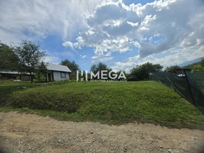 Záhrada na predaj – 365 m², Pichoňka, Snina - Záhrada v Snine na ulici Snina s trávnikom a malým prístreškom.