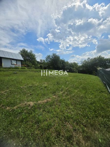 Záhrada na predaj – 365 m², Pichoňka, Snina - Záhrady v Snine na ulici Snina s trávnatým porastom a vidieckou chatkou.