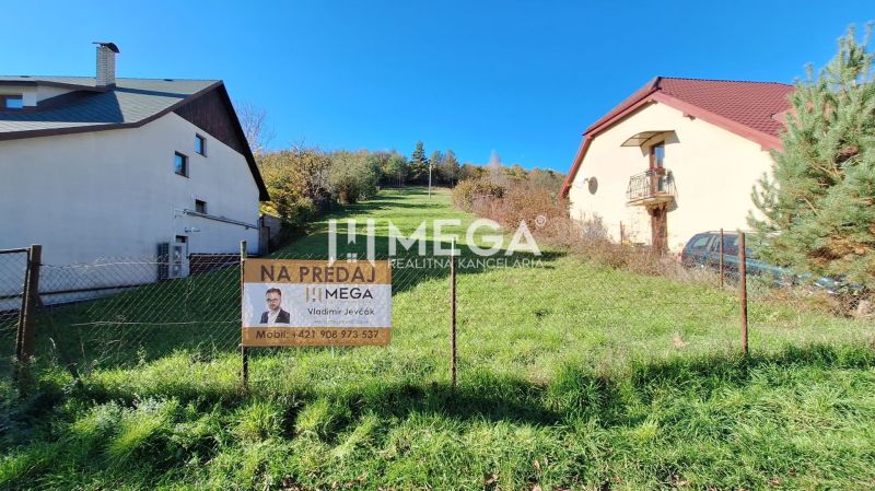 NA PREDAJ stavebný pozemok v obci Brestov - Domy na predaj v Brestove na Paladzinskej, obklopené zeleňou a trávnikom, Pozemky - bývanie.