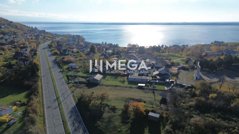 EXKLUZÍVNE NA PREDAJ 1303,5 m2 POZEMOK NA ZEMPLÍNSKEJ ŠÍRAVE - Letecký pohľad na pozemky v dedine Vinné pri jazere v jesennom období.