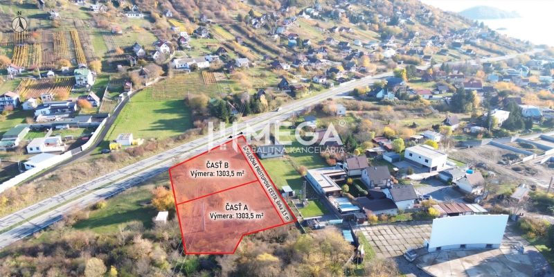 EXKLUZÍVNE NA PREDAJ 1303,5 m2 POZEMOK NA ZEMPLÍNSKEJ ŠÍRAVE - Pozemky - bývanie v obci Vinné, ponúkajúce rozľahlú plochu pre výstavbu.