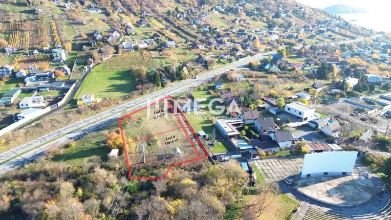EXKLUZÍVNE NA PREDAJ 1303,5 m2 POZEMOK NA ZEMPLÍNSKEJ ŠÍRAVE - Vinné ponúka pozemky na bývanie s výhľadom na malebnú krajinu a okolité stavby.