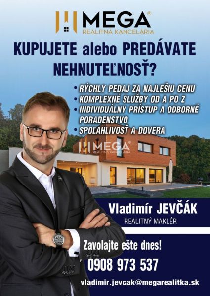 EXKLUZÍVNE NA PREDAJ 1303,5 m2 POZEMOK NA ZEMPLÍNSKEJ ŠÍRAVE - Reklama na realitnú kanceláriu s moderným rodinným domom a kontaktnými údajmi makléra.