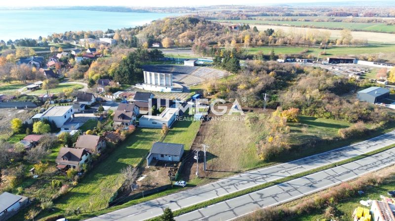 EXKLUZÍVNE NA PREDAJ 1303,5 m2 POZEMOK NA ZEMPLÍNSKEJ ŠÍRAVE - Panoramatický výhľad na pozemky na bývanie vo Vinnom s blízkym jazerom.