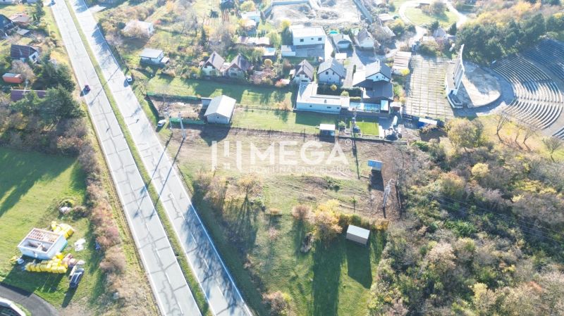 EXKLUZÍVNE NA PREDAJ 1303,5 m2 POZEMOK NA ZEMPLÍNSKEJ ŠÍRAVE - Letecký pohľad na pozemky - bývanie vo Vinnom, s cestou, domami a prírodou.