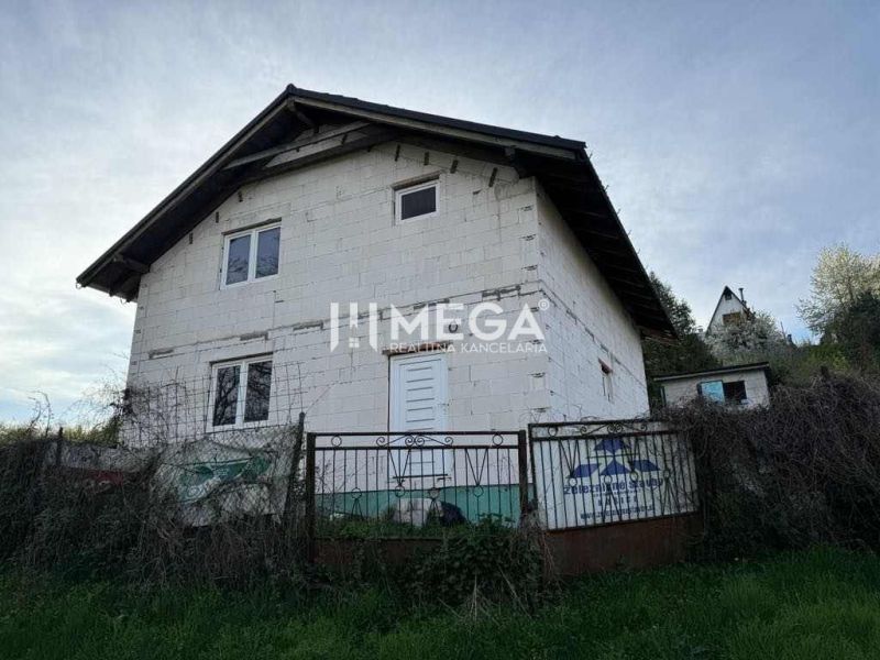 Na predaj uzavretá hrubá stavba RD, Svinica, Košice - okolie - Rodinný dom v obci Svinica, na ulici Svinica, s omietnutou fasádou a okolitou vegetáciou.