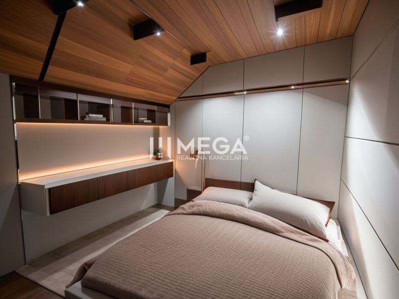 Na predaj uzavretá hrubá stavba RD, Svinica, Košice - okolie - Spálňa v rodinnom dome s dreveným dekorom na strope a podlahe, elegantné úložné priestory.