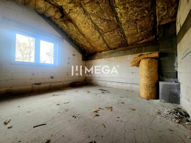 Na predaj uzavretá hrubá stavba RD, Svinica, Košice - okolie - Interiér rodinného domu s nedokončenou izbou a izolačným materiálom na podlahe.