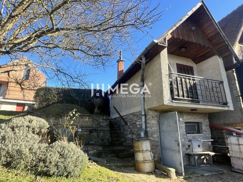 Na predaj chata s vinicou a 2 pivnicami, obec Viničky-Zajačí skok, okr - Rodinný dom v obci Viničky na ulici Viničky so skalnými schodmi a balkónom.