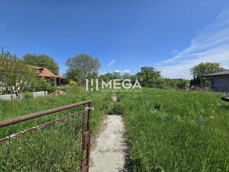 NA PREDAJ stavebný pozemok, Veľká Ida - Gomboš, KE - okolie - Pozemky - bývanie vo Veľkej Ide, Gomboši s trávnatou plochou a vidieckym domom.