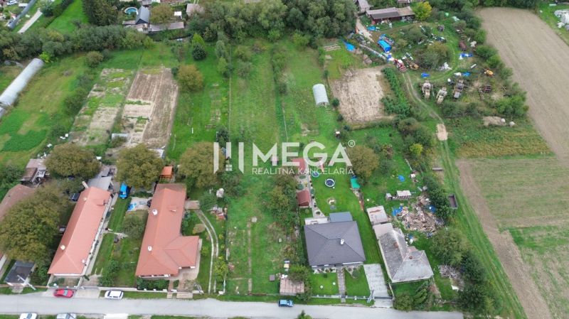 NA PREDAJ stavebný pozemok, Veľká Ida - Gomboš, KE - okolie - Pozemky na bývanie v obci Veľká Ida, Gomboš, obklopené zeleňou a susednými domami.