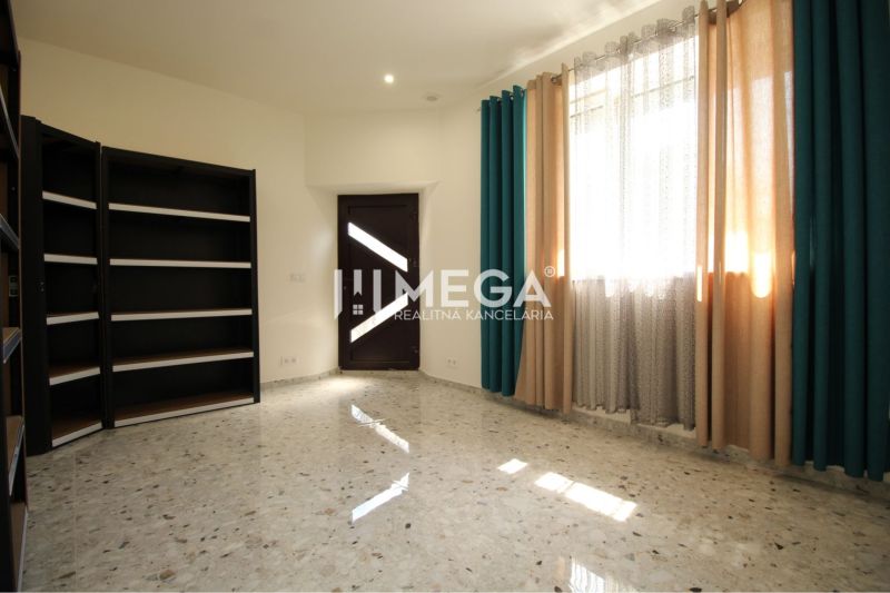 NA PRENÁJOM: Kancelárske priestory + 3-izbový apartmán – Košice - Interiér budovy s knižnicami, svetlými závesmi a dverami v miestnosti.