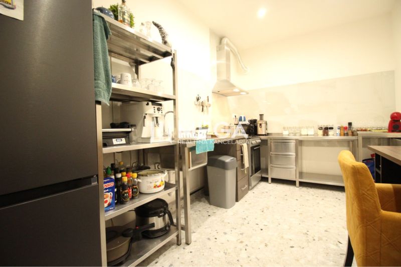 NA PRENÁJOM: Kancelárske priestory + 3-izbový apartmán – Košice - Kuchyňa v budove s moderným zariadením a úložnými policami.