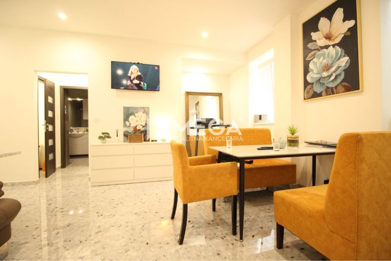 NA PRENÁJOM: Kancelárske priestory + 3-izbový apartmán – Košice - Interiér budovy s terazzo podlahou, žltými stoličkami a obrazom kvetov.