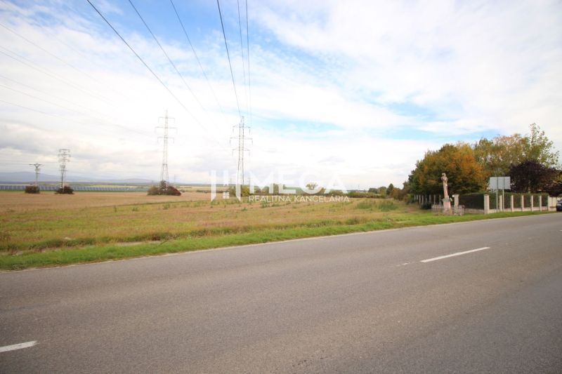 NA PREDAJ: Pozemok na bytovú výstavbu – Mokrance - Rozsiahle pozemky na bývanie pri ceste, v obci Mokrance, s elektrickými vedeniami.