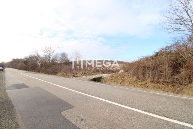 NA PREDAJ: Pozemok 3 000 m² LORINČÍK INVESTIČNÝ POTENCIÁL - Cesta vedúca medzi poľnohospodárskymi a lesnými pozemkami v oblasti Košice II, okolitá vegetácia.