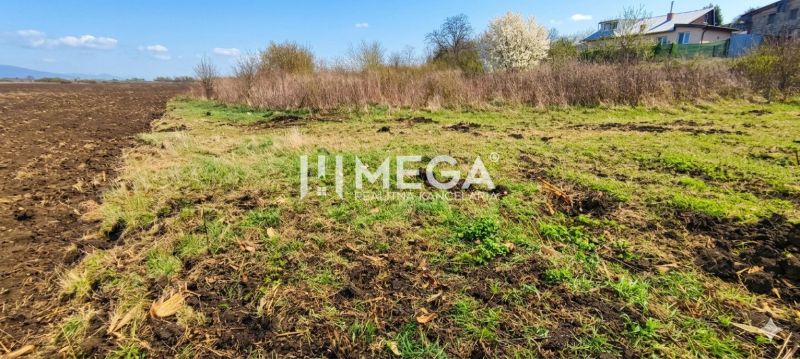 NA PREDAJ: Investičný pozemok s potenciálom pre 3 rodinné domy – Košic - Pozemky - bývanie v oblasti Košice IV na ulici Rešov majer, prírodná scenéria.