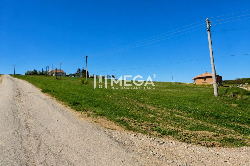 NA PREDAJ: Priestranný pozemok 2126 m² obec Víťazovce – ideálny na výs - Pozemky - bývanie vo Víťazovciach s rozľahlou lúkou a neudržiavanou asfaltovou cestou.