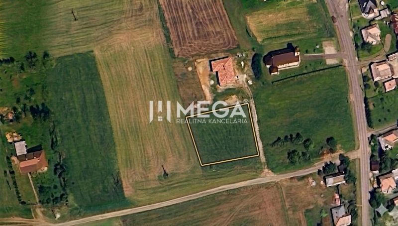 NA PREDAJ: Priestranný pozemok 2126 m² obec Víťazovce – ideálny na výs - Satelitný pohľad na pozemky na bývanie v obci Víťazovce, obklopené zeleňou a budovami.