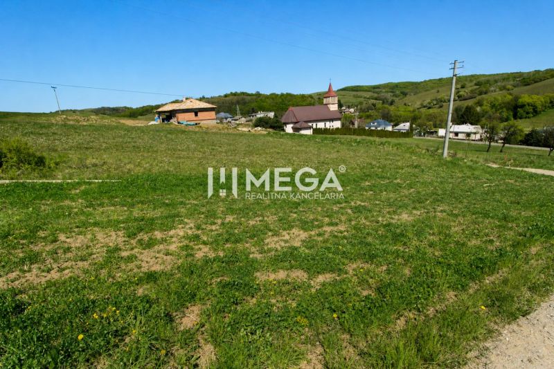 NA PREDAJ: Priestranný pozemok 2126 m² obec Víťazovce – ideálny na výs - Pozemky - bývanie v Víťazovciach s kostolom v pozadí, ideálna lokalita na výstavbu.