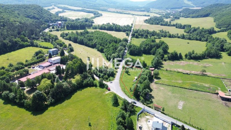 SUPER ZĽAVA PREDAJ POZEMKU V OBCI PTIČIE - iba 7km od mesta - Krajina v obci Ptičie s pozemkami na bývanie, obklopená zeleňou a cestnou komunikáciou.