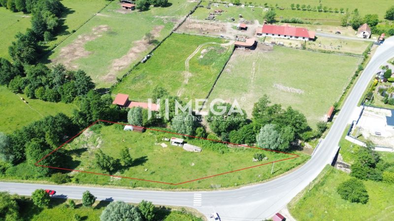 SUPER ZĽAVA PREDAJ POZEMKU V OBCI PTIČIE - iba 7km od mesta - Pozemky - bývanie v Ptičom, obkolesené zeleňou pri hlavnej ceste.