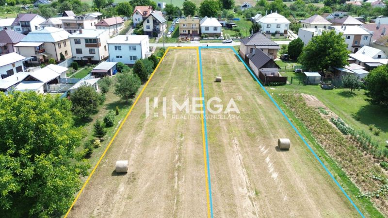 NA PREDAJ DVA SAMOSTATNÉ STAVEBNÉ POZEMKY - obec JASENOV - Pozemky - bývanie v Jasenove obklopené domami a zelenými stromami.
