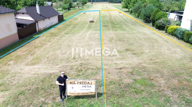 NA PREDAJ DVA SAMOSTATNÉ STAVEBNÉ POZEMKY - obec JASENOV - Pozemok na bývanie v Jasenove s oplotením a okolitou zeleňou.