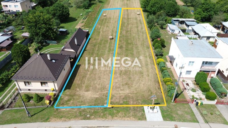 NA PREDAJ DVA SAMOSTATNÉ STAVEBNÉ POZEMKY - obec JASENOV - Pozemky - bývanie v Jasenove, ohraničené parcely, trávnatý terén s niekoľkými stromami.