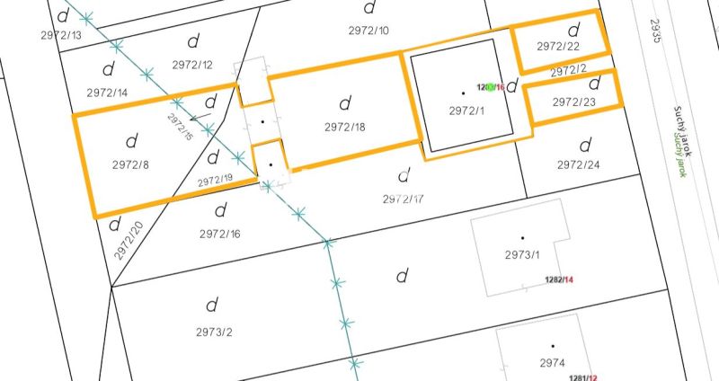 NA PREDAJ KVALITNÝ STAVEBNÝ POZEMOK 741,5 m² V MESTE HUMENNÉ - Katastrálna mapa pozemkov pre bývanie v meste Humenné so zvýraznenými parcelami.