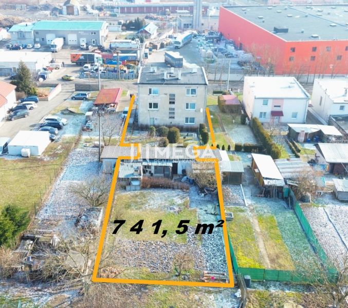 NA PREDAJ KVALITNÝ STAVEBNÝ POZEMOK 741,5 m² V MESTE HUMENNÉ - Letecký pohľad na pozemky na bývanie v Humennom, pokryté snehom, obkolesené budovami.