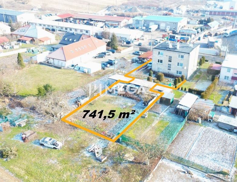 NA PREDAJ KVALITNÝ STAVEBNÝ POZEMOK 741,5 m² V MESTE HUMENNÉ - Pozemok na bývanie v Humennom, o rozlohe 741,5 m², obklopený budovami.