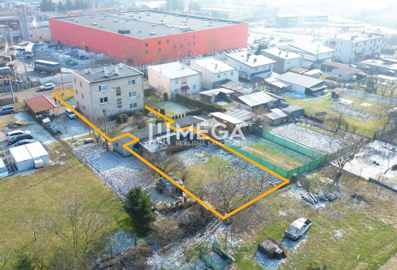 NA PREDAJ KVALITNÝ STAVEBNÝ POZEMOK 741,5 m² V MESTE HUMENNÉ - Pozemok na bývanie v Humennom, s oplotenými plochami a okolitou zástavbou.