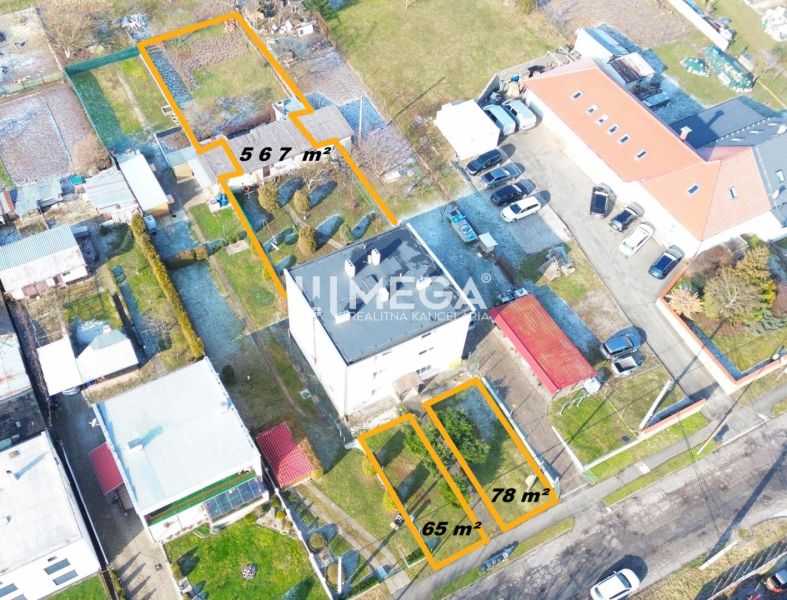 NA PREDAJ KVALITNÝ STAVEBNÝ POZEMOK 741,5 m² V MESTE HUMENNÉ - Letecký pohľad na pozemky - bývanie v Humennom, vyznačené plochy a okolie budov.