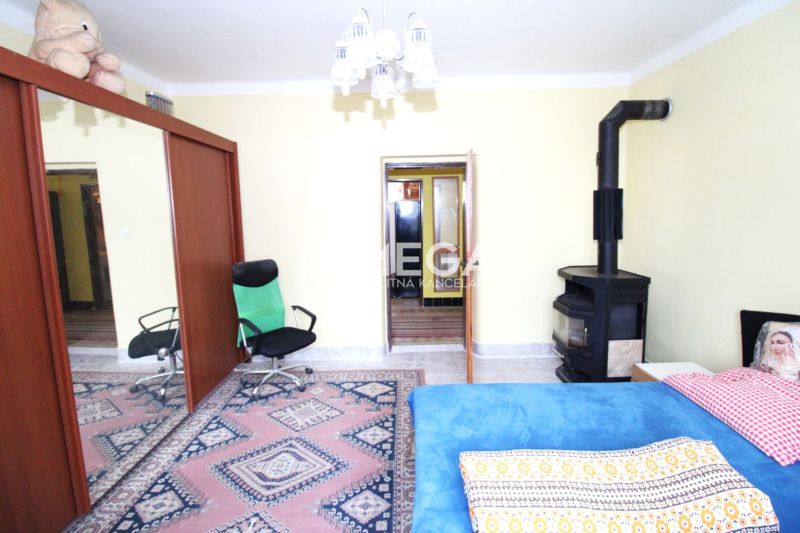 NA PREDAJ RODINNÝ DOM – MYSLINA ( len 6 km od Humenného) - Izba v rodinnom dome s kobercami, krbom a zrkadlovými dverami skrine.