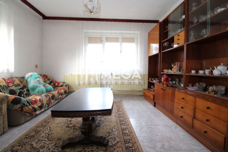 NA PREDAJ RODINNÝ DOM – MYSLINA ( len 6 km od Humenného) - Obývacia izba s kobercami, rozkladacou pohovkou a nábytkom v rodinnom dome.