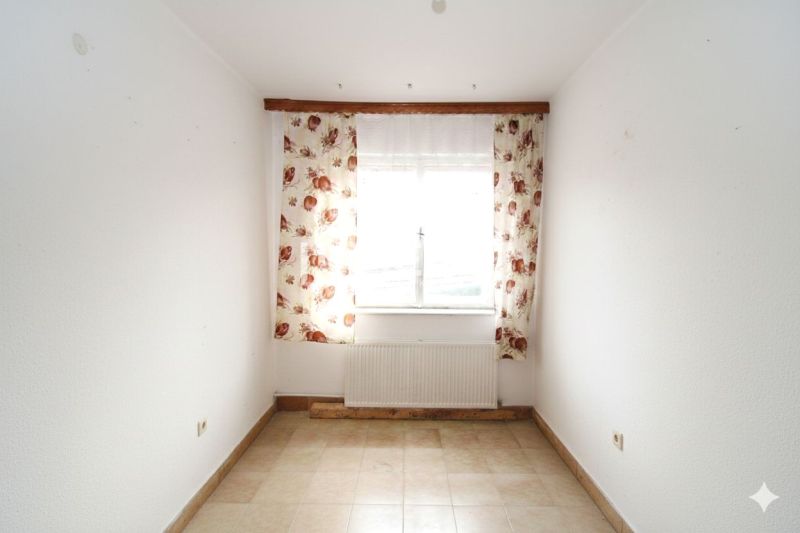 NA PREDAJ RODINNÝ DOM – MYSLINA ( len 6 km od Humenného) - Izba v rodinnom dome s oknom, kvetinové záclony a dlažba.