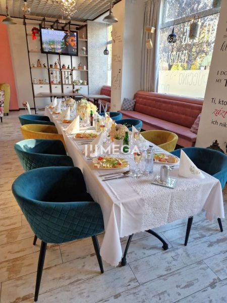 NA PREDAJ OBCHODNÉ PRIESTORY NA PODNIKANIE – VRANOV N/T - Štýlové gastro priestory s dekoratívnou výzdobou, podlaha s dreveným dekorom a elegantné stoličky.